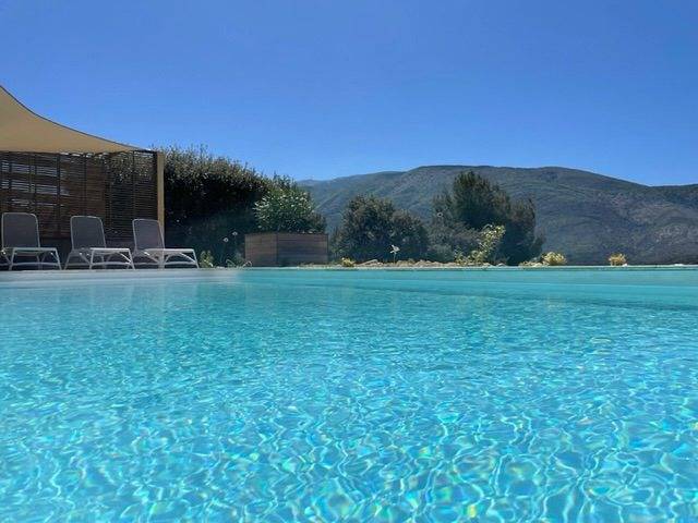 Gîte pour 10 personnes, avec jardin ainsi que terrasse et piscine - 1