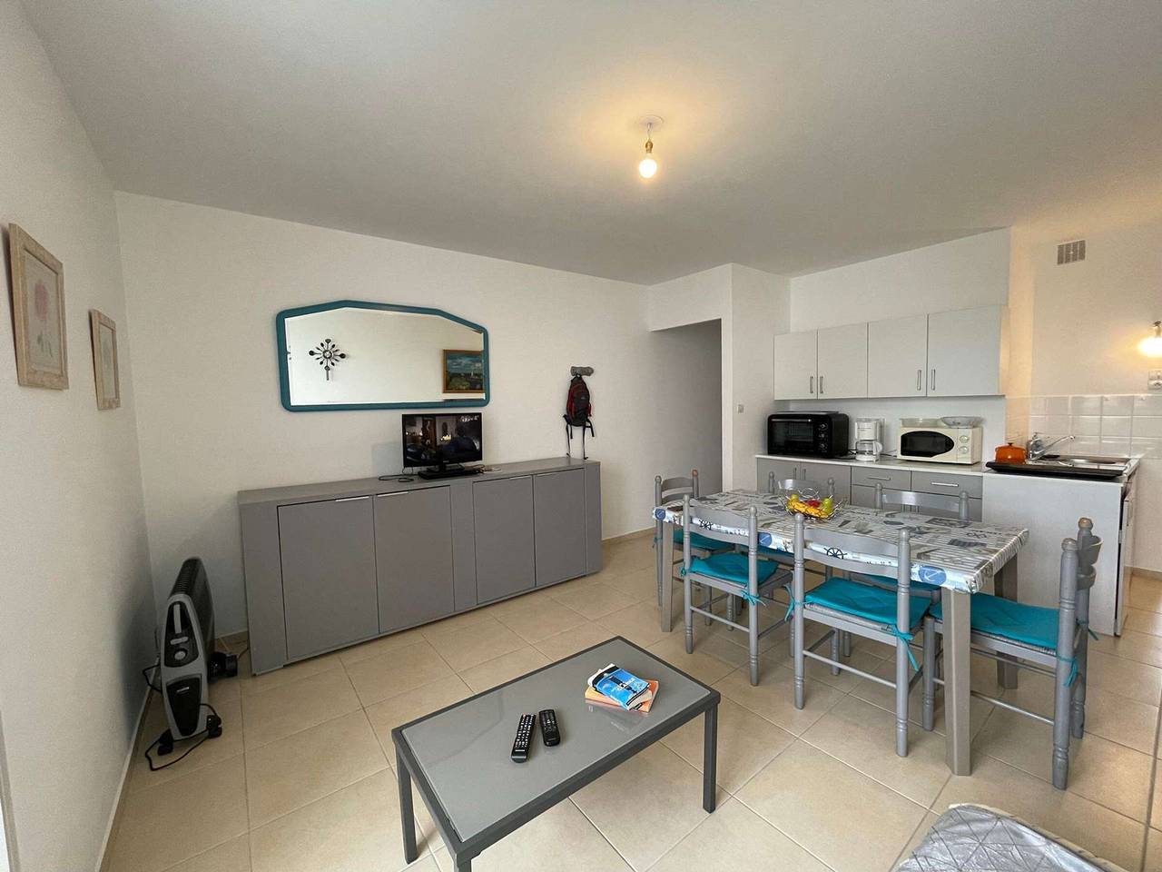 Entire apartment, Beachside 3-Room Apartment with Balcony & Parking - Sleeps 6 in Saint-Hilaire-de-Riez, Vendée