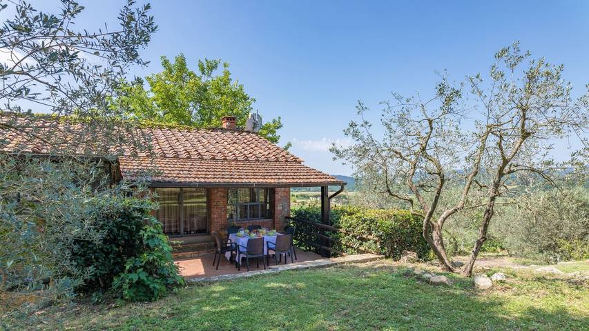 Location de vacances pour 6 personnes, avec terrasse ainsi que jardin et piscine à Pieve A Presciano - 2