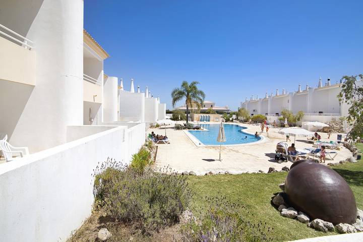 Entire apartment, Apartment "Aldeia da Galé T0 804" with Pool, Balcony, Bbq, Garden & Tennis Court; Pet Friendly in Guia, Faro District