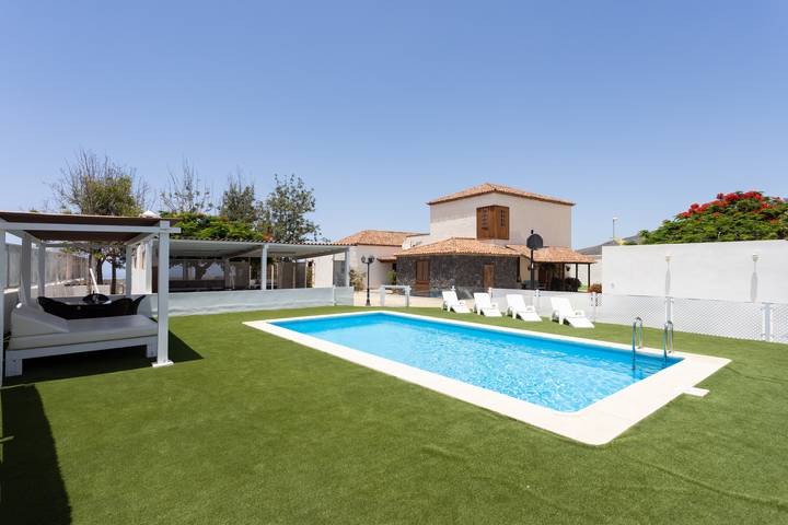 Typical Canarian villa with privat pool and free Wifi in La Postura, Adeje