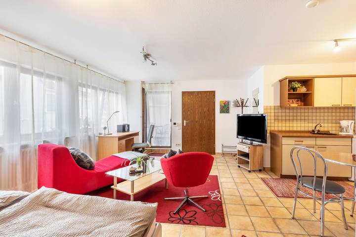Entire studio, Holiday Apartment "Apartment Am Wasen" with Balcony in Kirchheim unter Teck, Landkreis Esslingen