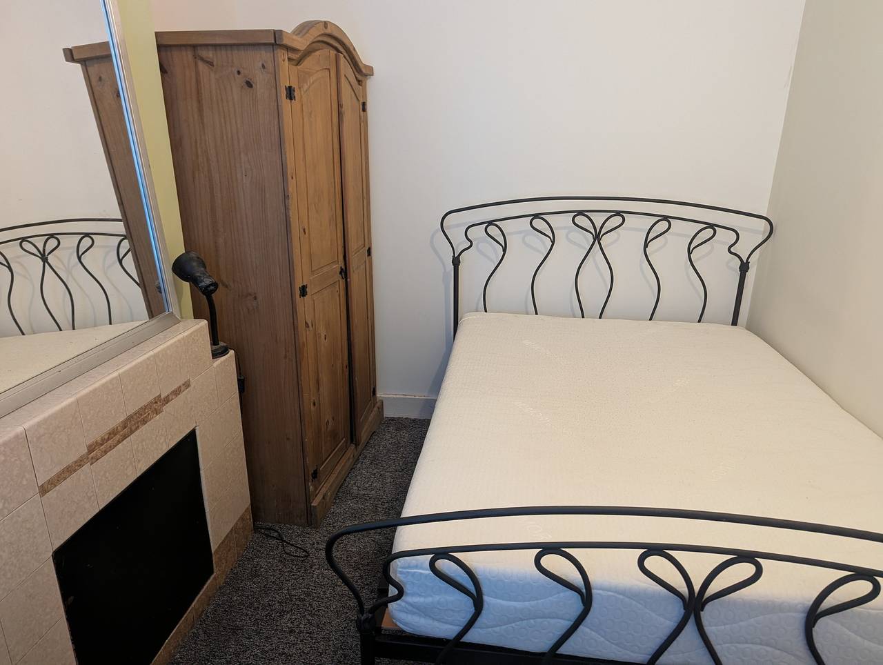 House Sleeps 2 with Parking and Patio in Hounslow, London