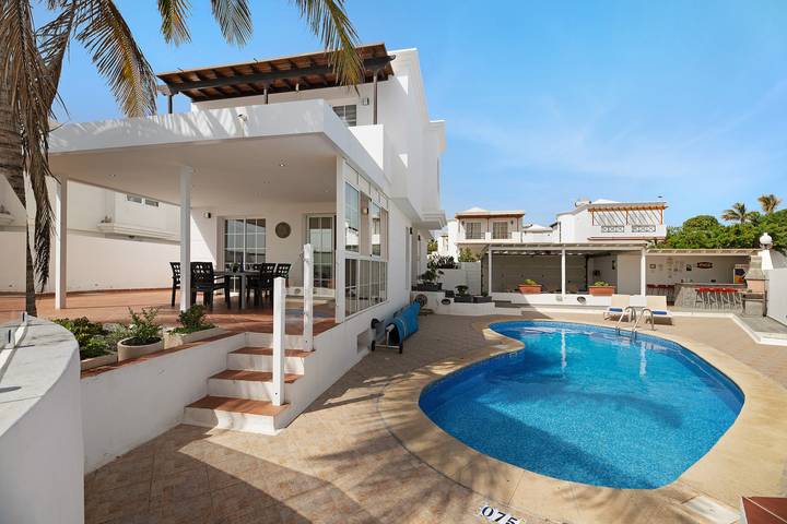 Holiday Home 'La Marina' with Pool, Garden & Wi-Fi in Puerto del Carmen, Tías
