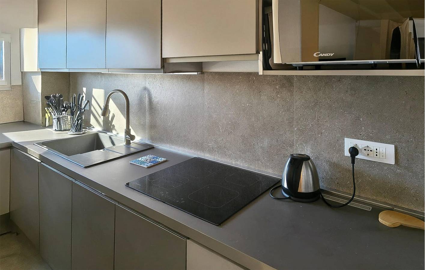 Appartamento intero, Soleggiato 1BR con terrazza vicino alla spiaggia di Mola in Porto Azzurro, Isola d'Elba