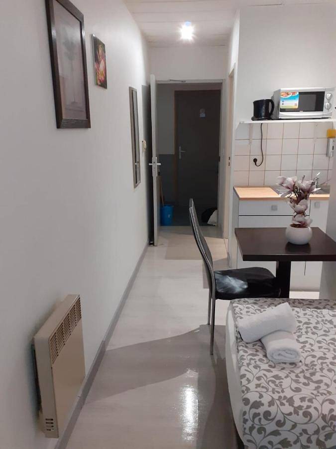 Paris en train Area Studios avec salles de bain et kitchenettes privées ou chambres avec salles de bain et cuisines communes in Persan, Val-d'Oise