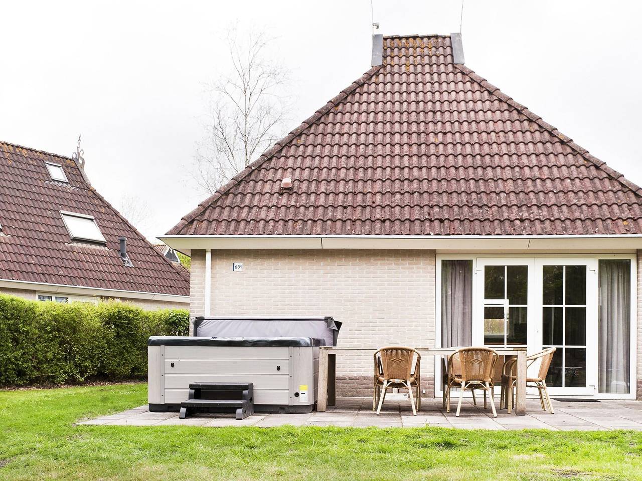 Net huis  in Earnewâld met buitenspa en sauna in Eernewoude, Nationaal Park De Alde Feanen