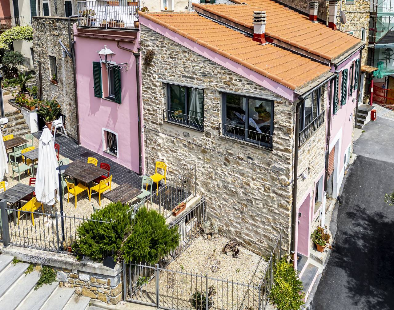 Ganze Ferienwohnung, Ferienwohnung für 4 Personen mit Terrasse in Cipressa, Riviera di Ponente