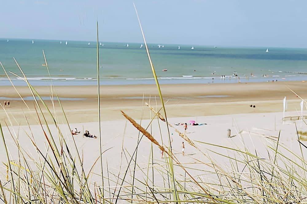 Getting a breath of fresh air by the sea between Bredene and De Haan in Bredene, Côte belge