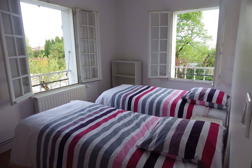 8 pers / House and charming garden -calme garanti- with swimming pool in town in Surgères, Region de Rochefort