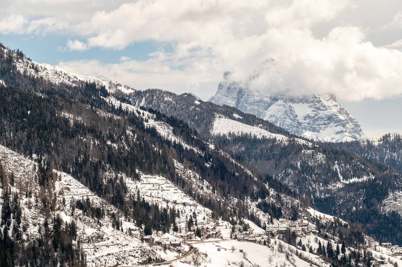 Ganze Wohnung, Ferienwohnung 'Agriturismo El Cirum Pelmo' mit Bergblick, privatem Garten und Wlan in Buchenstein, Dolomiti Superski