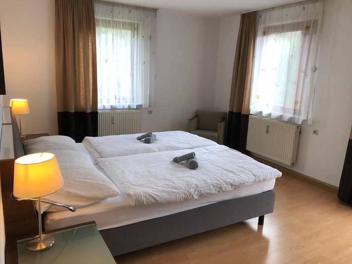 Ferienwohnung für 3 Personen, mit Balkon und Terrasse sowie Garten und Ausblick in Altensteig