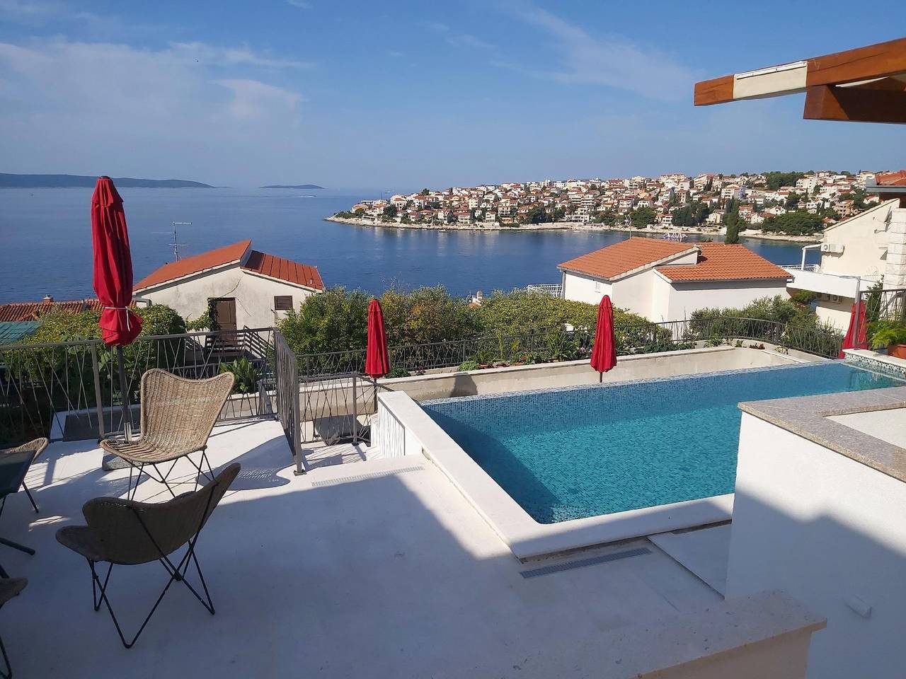 Ganze Ferienwohnung, Beheizter Infinity-Pool, Panoramablick auf das Meer Wohnung a2 in Okrug Gornji, Ciovo