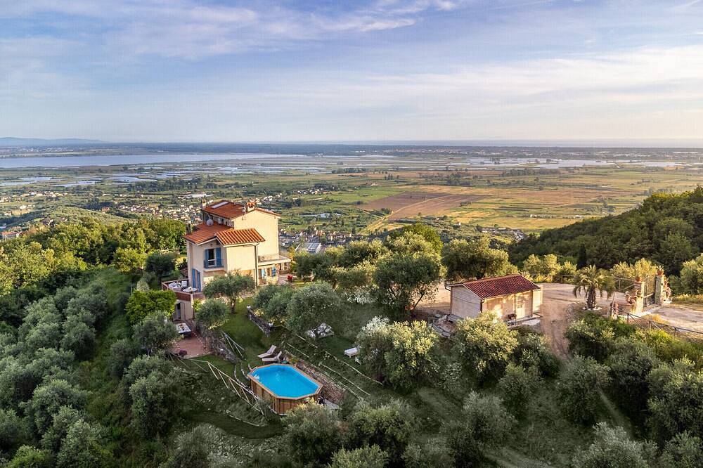Smart and Convenient Sea View Villa with Pool in Lucca in Massarosa, Italienische Riviera