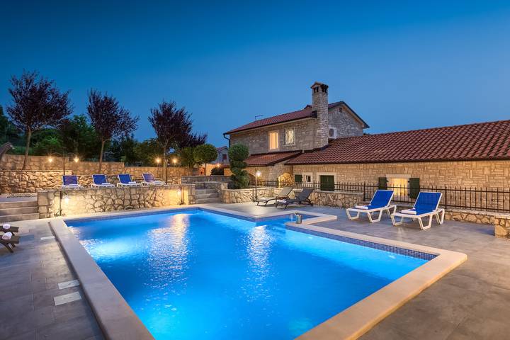 Ferienhaus für 10 Personen, mit Pool und Garten