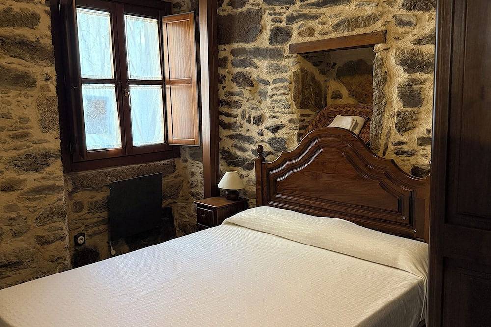Casa rural con 4 dormitorios dobles y 2 baños próxima a Plaza Mayor y Castillo. in Puebla de Sanabria, Provincia de Zamora