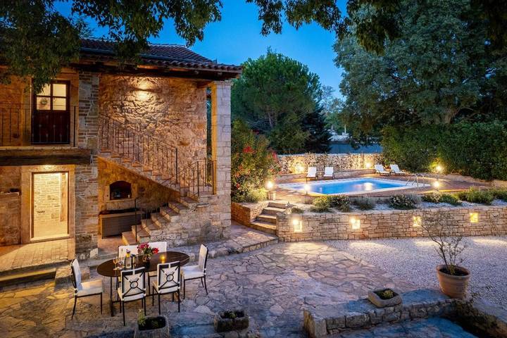 Ferienhaus für 4 Personen, mit Pool und Garten sowie Whirlpool, mit Haustier