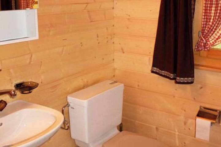 Ganze Wohnung, Joli chalet avec beaucoup de charme situé sous l'hôtel Bella-Tola, proche de toutes commodités, avec in Saint Luc, Anniviers