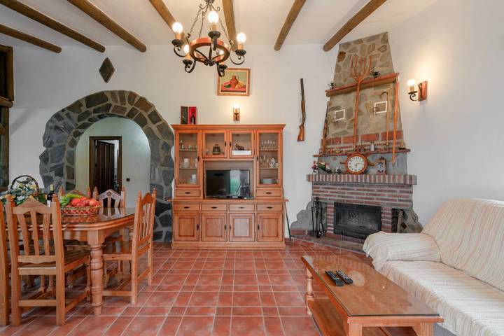 Encantadora casa Cortijo el Manzano con piscina, Wi-Fi y terraza; aparcamiento disponible, se admiten mascotas in Sayalonga, Cordillera Penibética