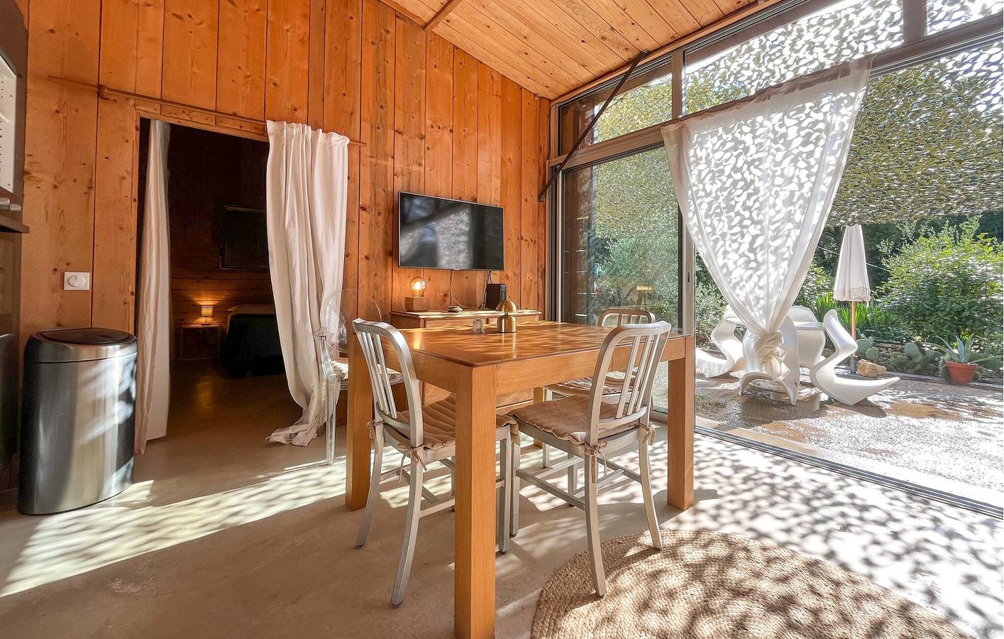 Modern Apartment with WiFi, AC, Parking & Terrace 2km from Aurons in Salon-de-Provence, Aix-en-Provence region