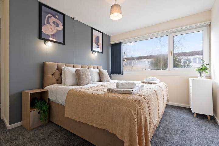 Charming 3 Bedroom House in Birmingham sleeps 7 in Solihull, Birmingham Area