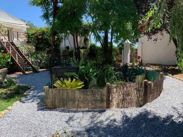 Gîte pour 4 personnes, avec piscine ainsi que jardin et vue à Servian