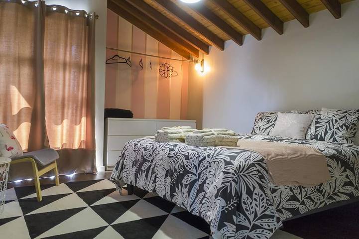 Beach House Deluxe-2 Min. Walking From the Beach, Perfect for Large Groups! in São Miguel Island, Rosto do Cão (Livramento)