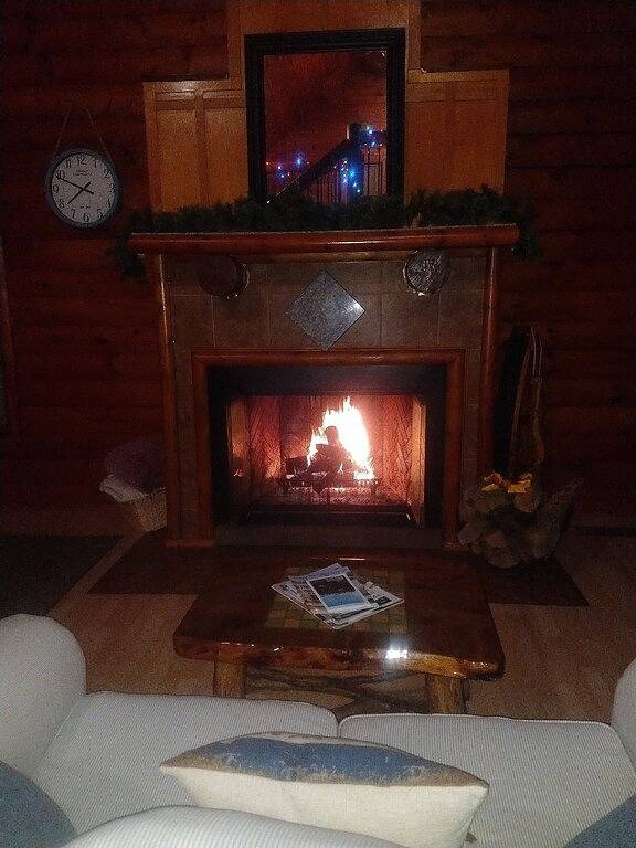 Amazing Log Cabin with Beautiful Views at Apple Canyon Lake in Jo Daviess County