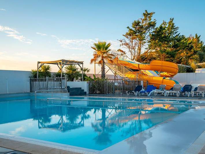 Mobil home pour 4 personnes, avec Jacuzzi ainsi que Terrasse et Bassin pour enfant à L'Houmeau