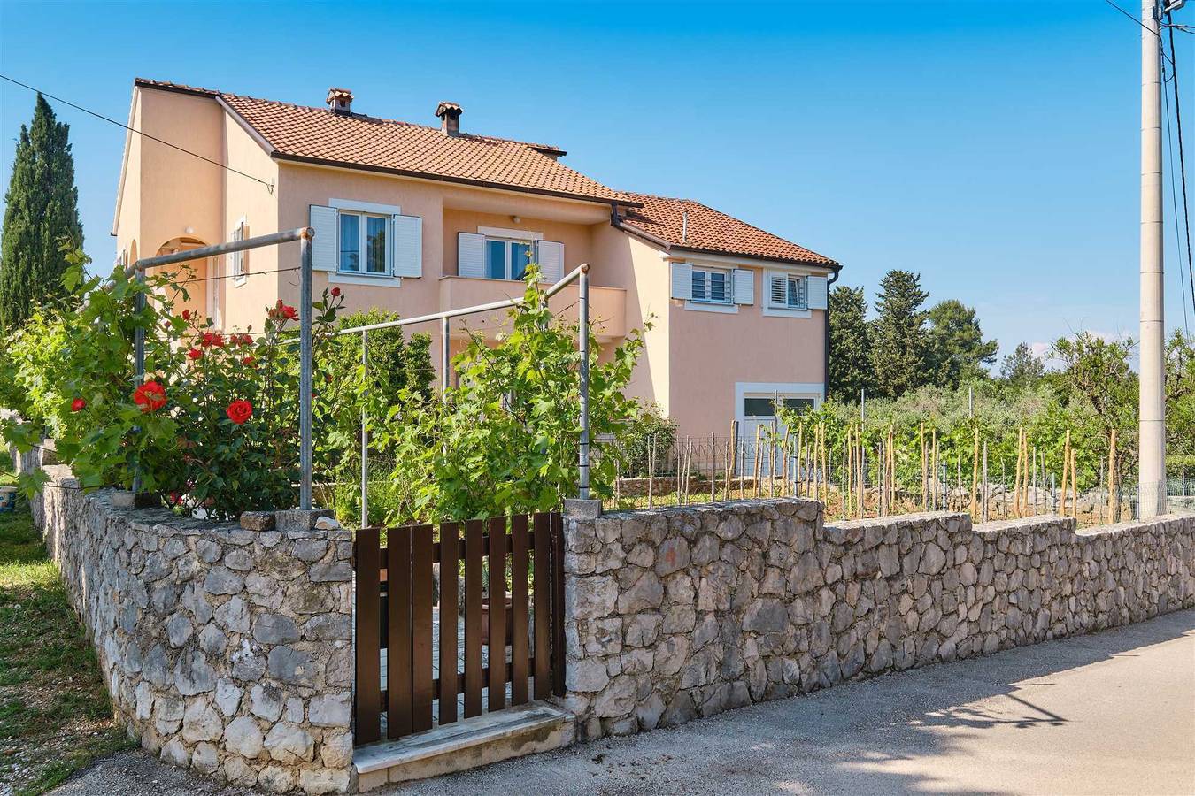 Ganze Wohnung, Apartment mit 2 Schlafzimmern und Platz für 5 Personen mit privatem Parkplatz in Nerezine, Lošinj