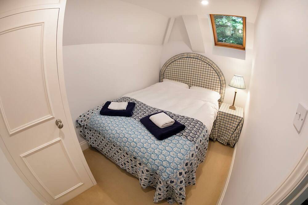 Spacious 5* guest house with private tennis court and beautiful gardens in Cirencester, Gloucestershire
