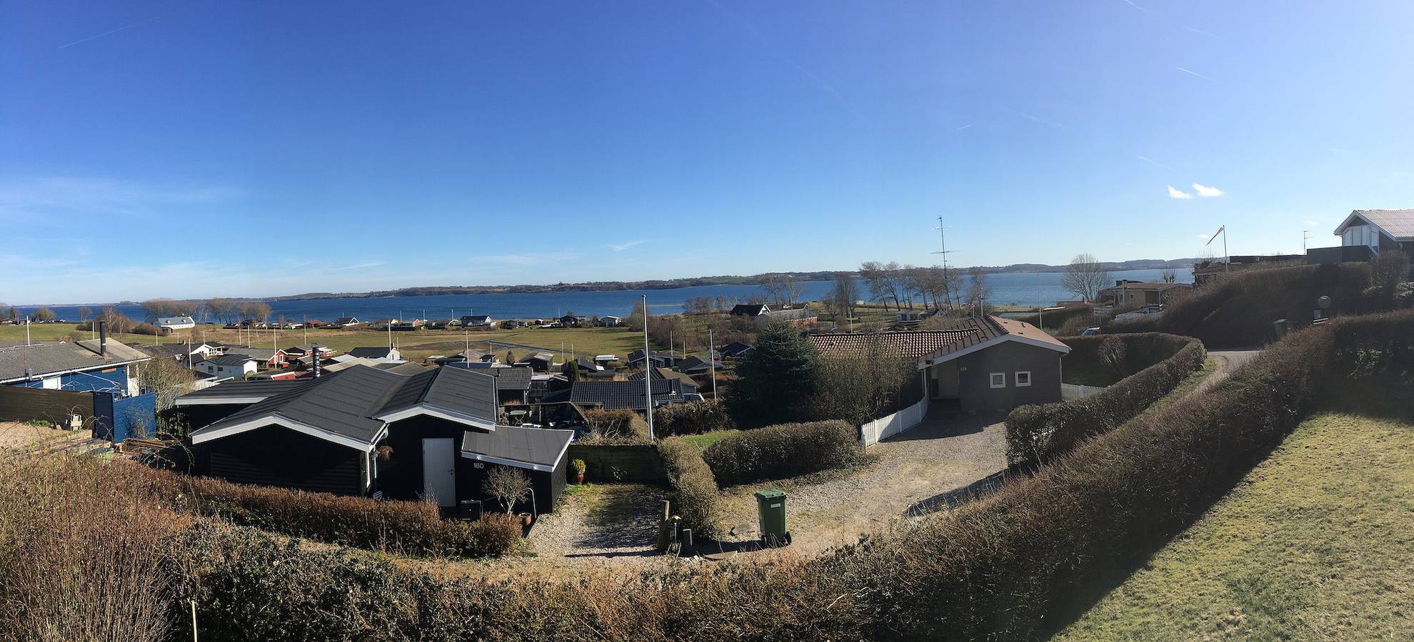 Nyrestaureret sommerhus med smuk havudsigt in Skarrev, Aabenraa