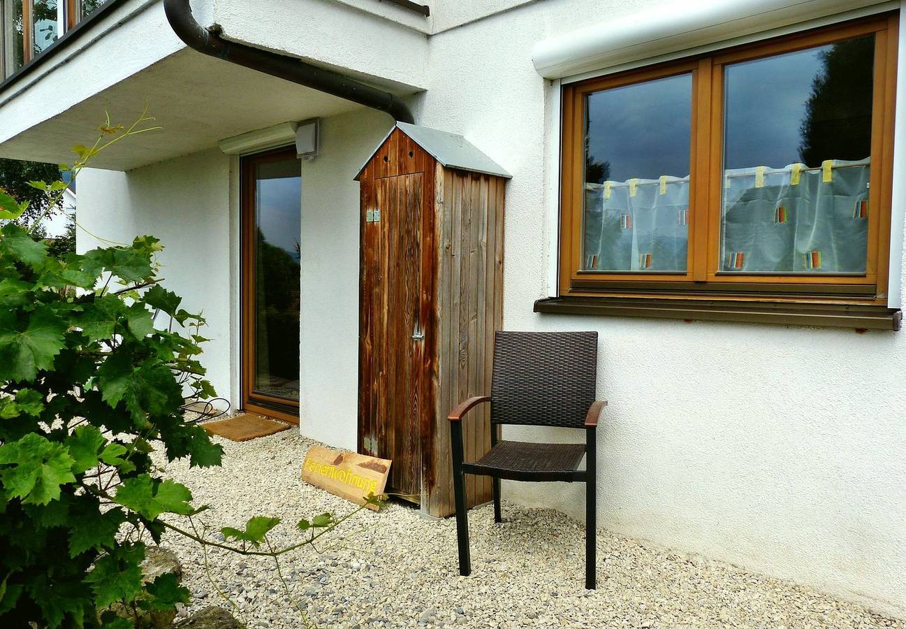 Ganze Ferienwohnung, Ferien-Apartment Ott-Wegmann - 1-Raum--Apartment mit Terrasse und Sitzplatz in Öhningen, Untersee