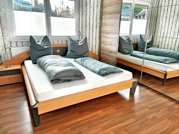 Hel lejlighed, Holiday Apartment 'Fewo Albglück' with Private Terrace and Wi-Fi in Albstadt, Neckar-Alb