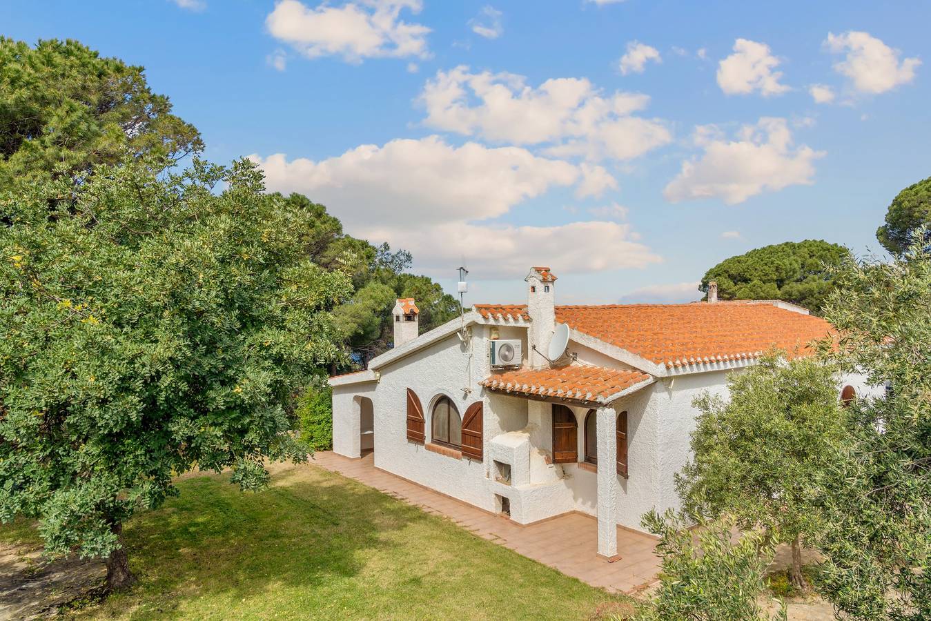 Villa 'Viola' with Sea View, Pool, Garden, Terrace & Wi-Fi in Torre delle Stelle, Cagliari Province