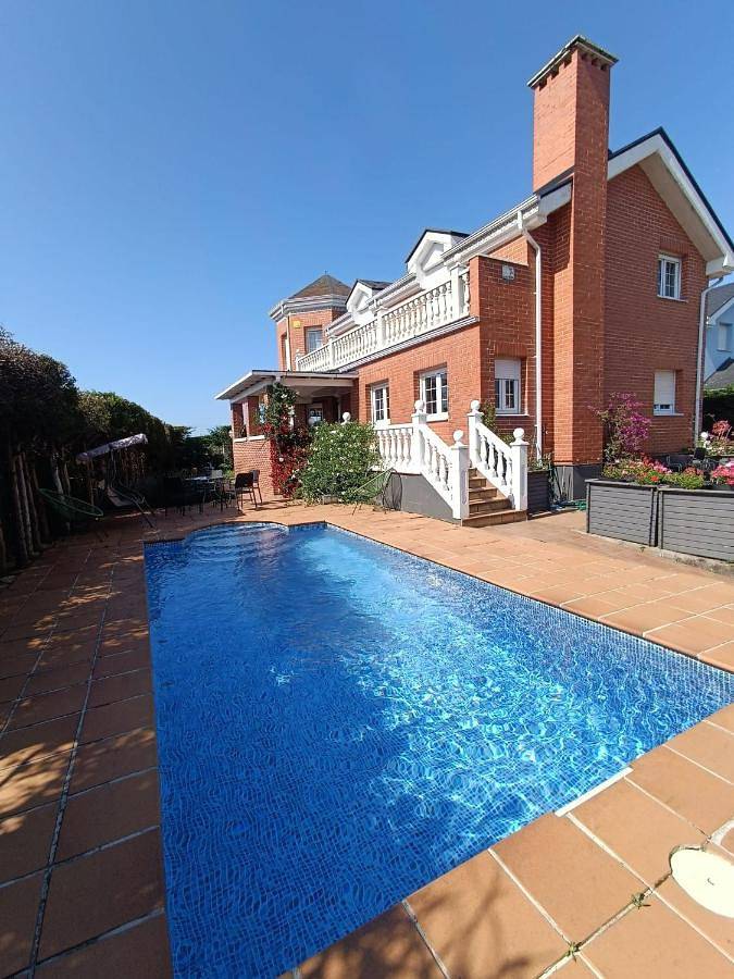 Casa de vacaciones para 12 personas, con jardín además de vistas y piscina - 1