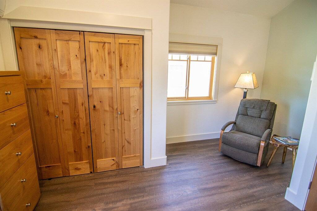 Ganze Wohnung, Neu gebaut und gelistet, makellos sauber, Aussicht, 1 Block in die Stadt, Haustiere ok, wunderschön! in Sisters, Black Butte Ranch