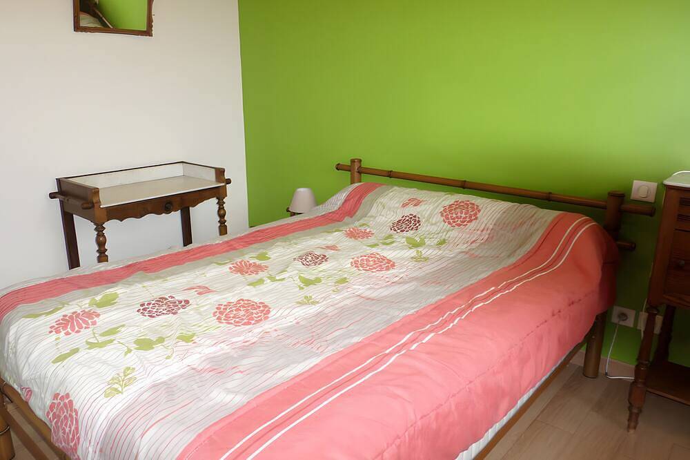Entire apartment, Apartment/House at the Etchechurikoborda Farm in Ainhoa, Bayonne region