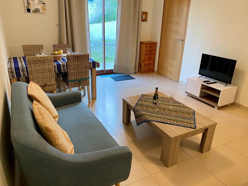 Studio entier, T2 dans villa avec piscine privée in Pertuis, Parc naturel régional du Luberon