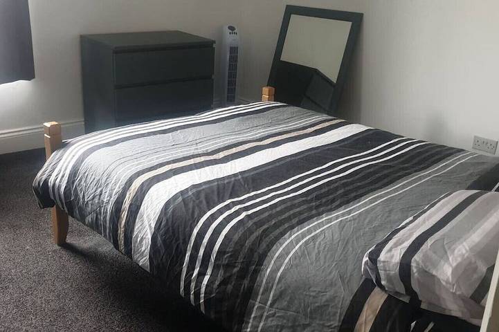 Hullidays》University Quarter 4 Bed House in Kingston-upon-Hull, Yorkshire and the Humber
