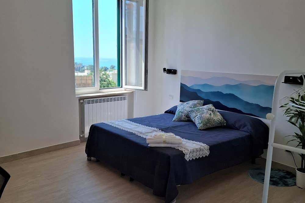 Spacious room with sea view, 5 minutes from the enchanting beaches of meta. in Meta, Península Sorrentina