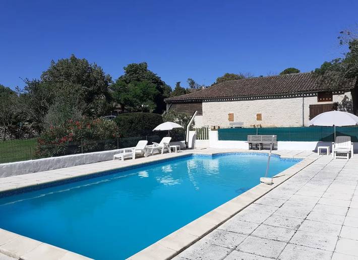 Gîte pour 4 personnes, avec piscine ainsi que jardin et terrasse, animaux acceptés