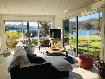 Location de vacances pour 24 personnes, avec vue sur le lac et terrasse ainsi que jardin et vue dans Lac de la Raviège