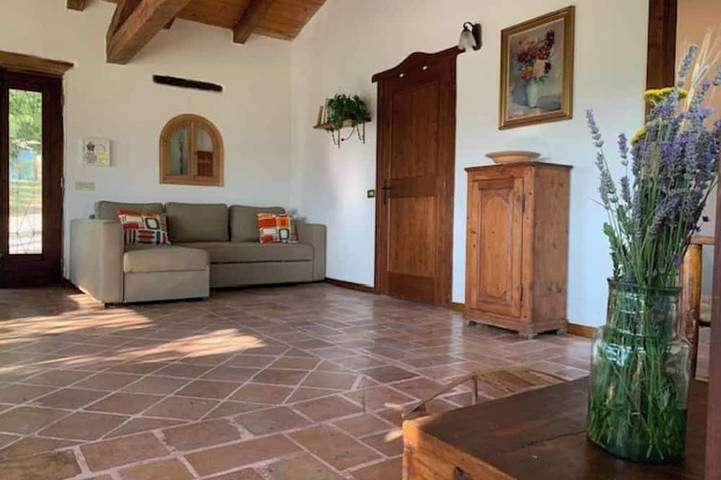 Casa vetrata su Le Marche, in azienda agricola biologica, immersa nella campagna in Urbino, Valle del Metauro