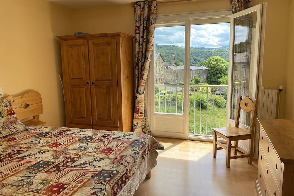 Apartamento entero, Alojamiento de 3 habitaciones, ambiente de montaña, en St Nectaire en el corazón del Parque Volcánico. in Saint-Nectaire (queso), Parque Natural Regional Volcans d'Auvergne