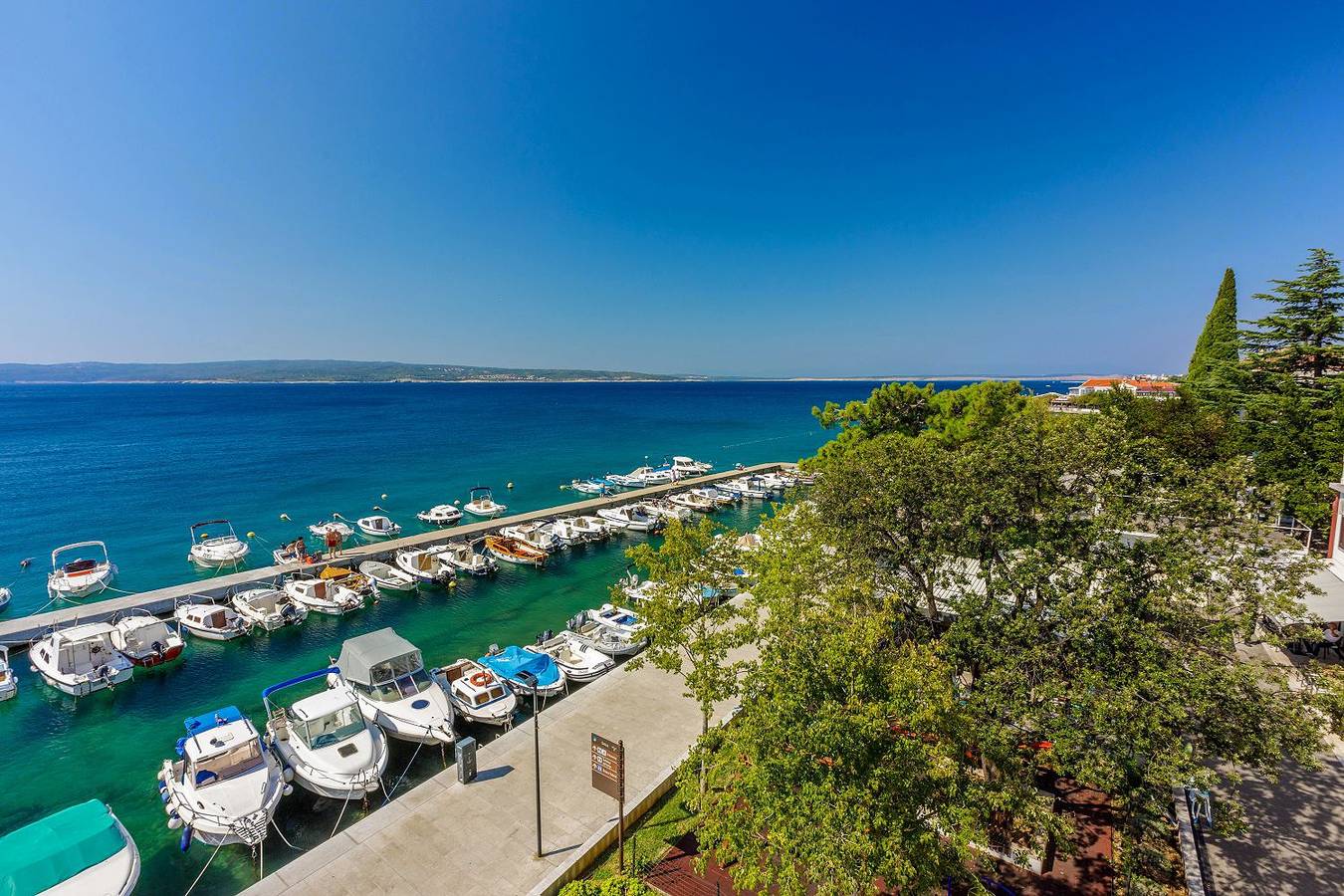 Entire apartment, Tolle Ferienwohnung direkt an der Promenade in Selce, Primorje-Gorski Kotar