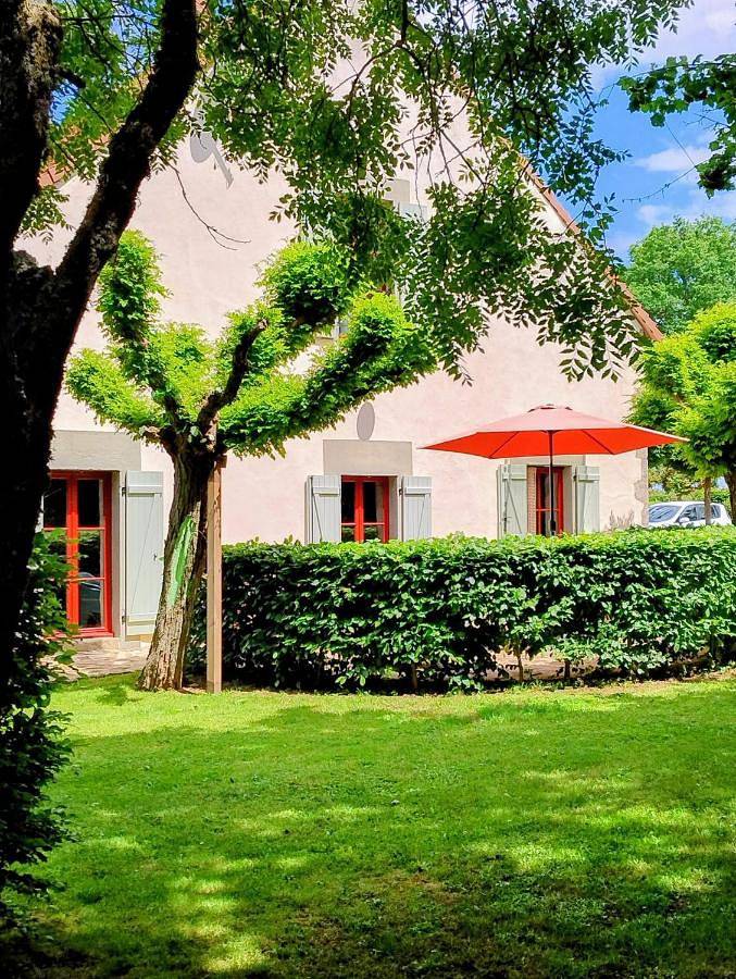 Location de vacances pour 2 personnes, avec Terrasse ainsi que Jardin et Vue à Sazeray