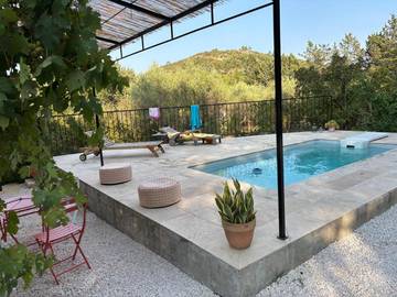 Gîte pour 4 personnes, avec piscine ainsi que vue et jardin à Correns