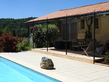 Gîte pour 15 personnes, avec terrasse ainsi que jardin et piscine, animaux acceptés à Manzac-sur-Vern