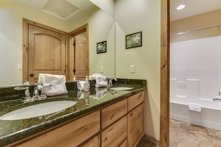 Log cabin for 20 people, with terrace in Brian Head